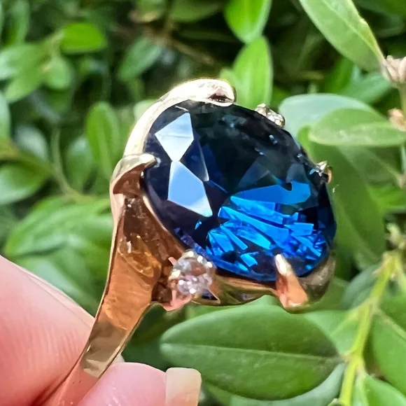 VINTAGE 10K YELLOW GOLD LARGE ROUND SYNTHETIC BLUE SPINEL RING SPRING HALLMARK